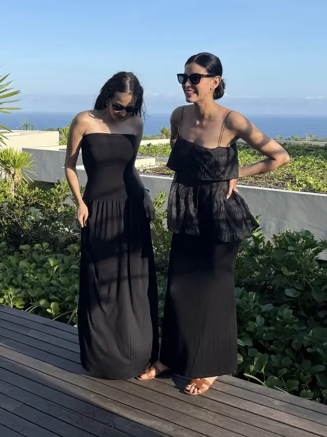 OOTD serba hitam Enzy Storia dan Medina saat liburan ke Bali. [@enzystoria]