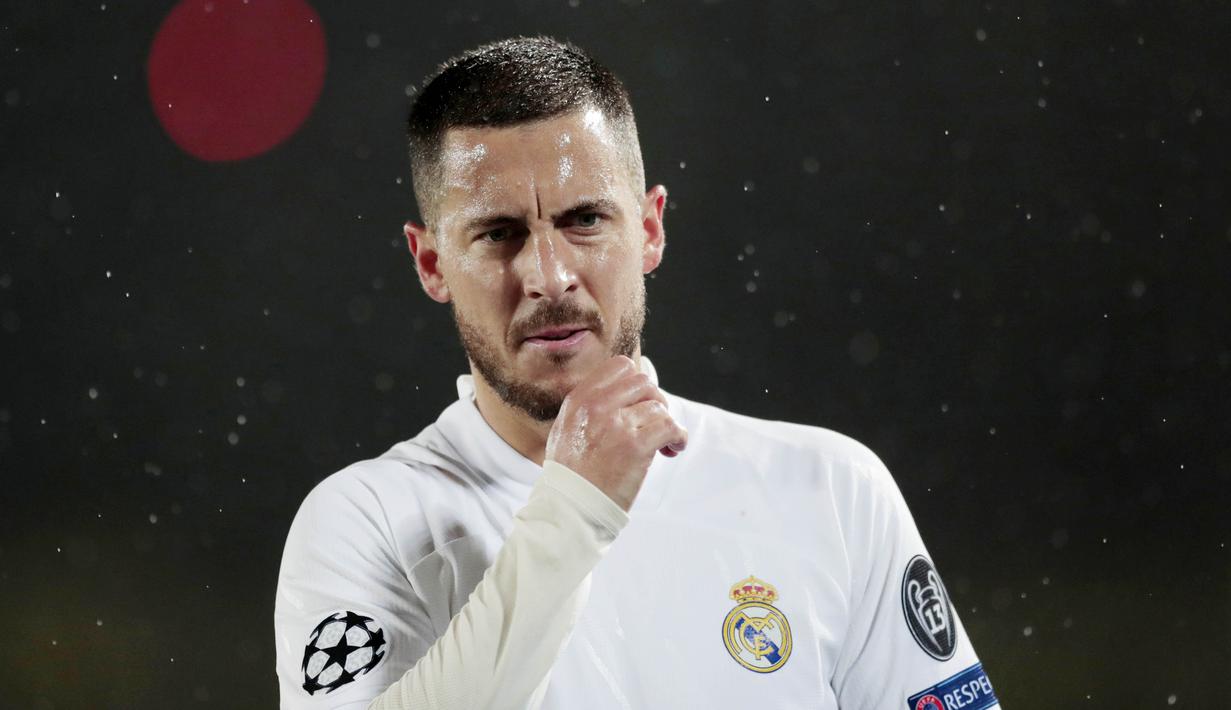 Pemain Real Madrid, Eden Hazard, tampak kecewa usai ditahan imbang Chelsea pada laga semifinal Liga Champions di Stadion Alfredo di Stefano, Rabu (28/4/2021). Kedua tim bermain imbang 1-1. (AFP/Javier Soriano)