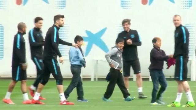 Video tentang 3 bocah yang berhasil lolos dari penjagaan pihak keamanan dan masuk ke lapangan tempat para pemain Barcelona sedang berlatih pekan lalu.