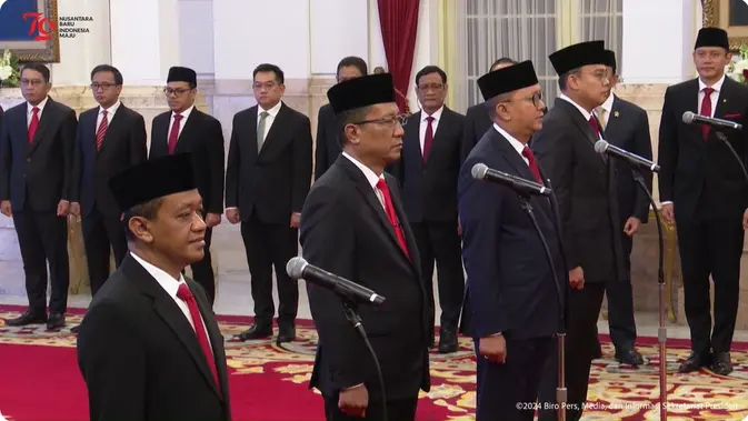 <p>Presiden Joko Widodo (Jokowi) kembali melakukan reshuffle kabinet dan mengangkat 3 menteri serta 1 wakil menteri di Istana Kepresidenan Jakarta, Senin (19/8/2024). (Tangkapan Layar YouTube Sekretariat Presiden)</p>