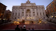 Polisi setempat berdiri dekat air mancur Trevi di Roma, Italia yang berubah warna jadi merah, 26 Oktober 2017. Peristiwa tersebut terjadi setelah seorang pria membuang pewarna ke dalam kolam air mancur sebagai bentuk protes. (Filippo MONTEFORTE/AFP)