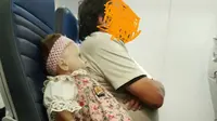 Seorang pria memesankan sebuah kursi pesawat untuk boneka 'menyeramkan' miliknya (Twitter/NovicSara)
