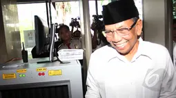 K.H Hasyim Muzadi memasuki Gedung KPK,Jakarta, Senin (23/3/2015). Kedatangan Hasyim untuk menjenguk mantan Ketua Umum Partai Demokrat Anas Urbaningrum yang ditahan di KPK.(Liputan6.com/Helmi Afandi)