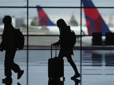 Wisatawan berjalan melalui Bandara Internasional Salt Lake City di sebelah barat Salt Lake City, Utah, Amerika Serikat, Jumat (24/5/2024). (AP Photo/Rick Bowmer)
