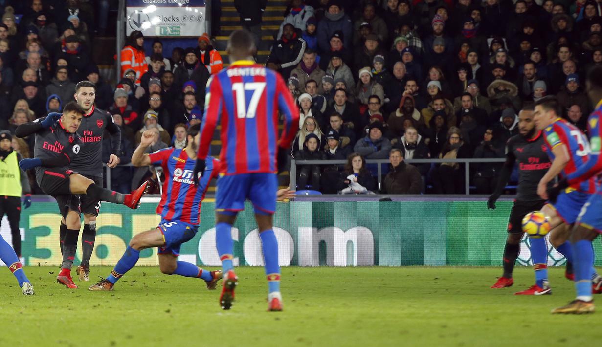 Striker Arsenal, Alexis Sanchez, melepaskan tendangan ke gawang Crystal Palace pada laga Premier League di Stadion Selhurst Park, Jumat (29/12/2017). Arsenal menang 3-2 atas Crystal Palace. (AP/Alastair Grant)