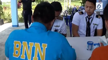 Demi kelancaran mudik, BNN bersama Danlanud Wiradinata Tasikmalaya gelar tes urine bagi pilot dan pramugari.
