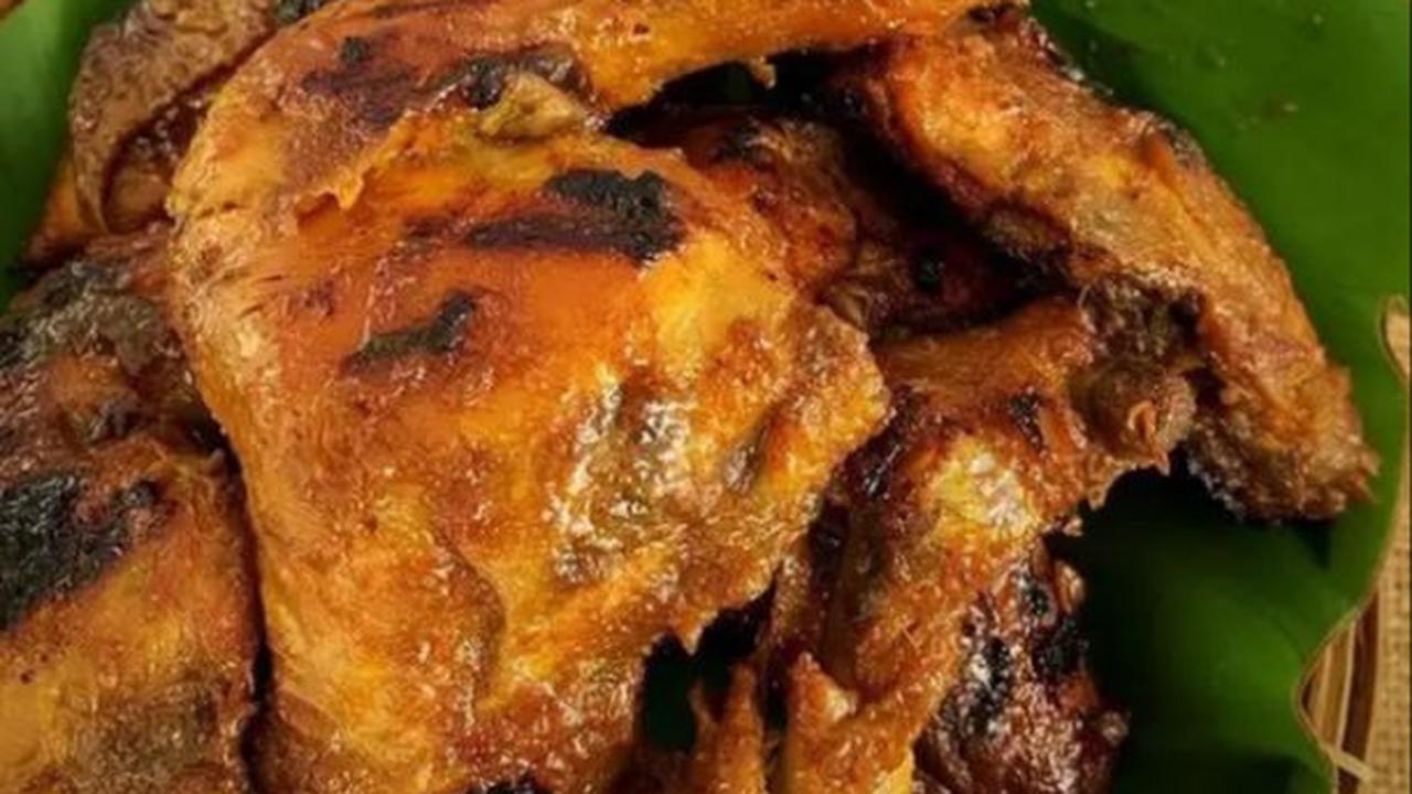 Bahan:<br><br>- 1 ekor ayam kampung, potong jadi 4 bagian<br><br>- 2 sdm kecap manis<br><br>- 1 sdm gula merah, sisir<br><br>- Air kelapa untuk ungkep ayam