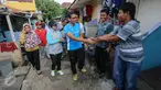 Bakal calon gubernur DKI Jakarta Sandiaga Uno menyapa warga Meruya Utara, Jakarta, Minggu (15/5/2016). Sandi terus mengunjungi warga Jakarta untuk bersosialisasi dan mengenalkan diri. (Liputan6.com/Faizal Fanani)
