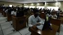 Peserta mengikuti Seleksi Kompetensi Bidang (SKB) Computer Assisted Test (CAT) untuk Calon Pegawai Negeri Sipil (CPNS) Kemenkumham di Gedung Kepegawaian Negara, Jakarta, Rabu (2/9/2020). Pelaksanaan SKB CPNS yang diikuti 829 peserta tersebut menerapkan protokol kesehatan. (merdeka.com/Imam Buhori)