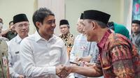 Wakil Menteri ATR/BPN, Raja Juli Antoni, membagikan 30 sertipikat tanah wakaf kepada warga di Kantor Kementerian Agama Kota Jakarta Selatan, Pejaten pada Selasa (10/01/2023). (Ist)