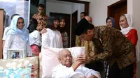 Presiden Jokowi menjenguk Solihin GP di Bandung, Jawa Barat. (Liputan6.com/Ahmad Romadoni)