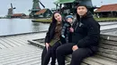 <p>Destinasi berbeda, Nikita Willy dan keluarga mengunjungi Belanda saat musim dingin. Busana serba hitam dengan mantel tebal tetap membuat ketiganya tampil stylish. [Instagram/nikitawillyofficial94]</p>