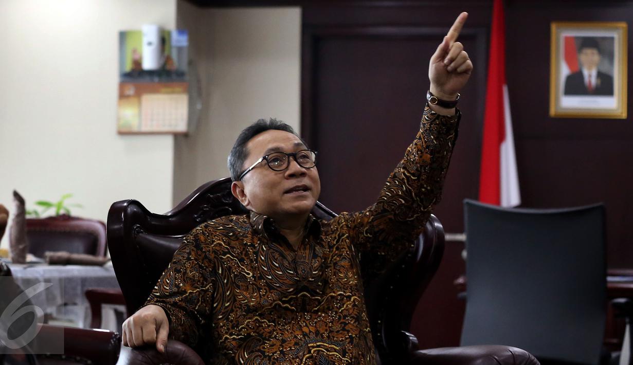Ketua MPR Zulkifli Hasan saat menerima kunjungan pengurus Persatuan Artis Film Indonesia (PARFI56), di Gedung Nusantara 3, komplek parlemen, Senayan, Jakarta, Selasa (4/4). (Liputan6.com/Johan Tallo)