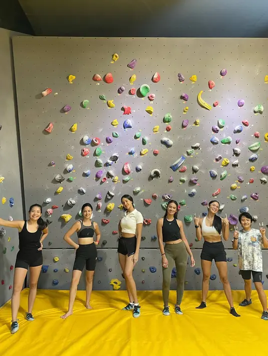 Seru jalani olahraga baru, terlihat bahwa dalam mencoba panjat dinding ini ia ditemani oleh banyak selebriti wanita, seperti Clara Bernadeth, Aulia Sarah, dan Hana Malasan. Sepertinya saat ini Anya Geraldine memiliki banyak sekali sahabat dalam menyalurkan hobi. (Liputan6.com/IG/@anyageraldine)