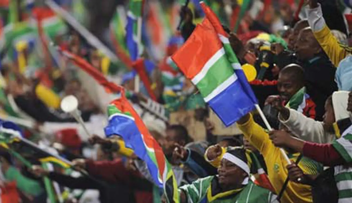 Suporter Afsel bersorak-sorai di ajang Piala Konfederasi antara Spanyol vs Afsel pada 20 Juni 2009 di Free State Stadium, Bloemfontein. Spanyol menang 2-0 tapi kedua tim lolos ke semifinal. AFP PHOTO/PIERRE-PHILIPPE MARCOU