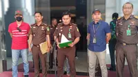 Tim Tabur Kejati Sulsel menangkap buronan kasus korupsi agrobisnis asal Kabupaten Barru, Munir