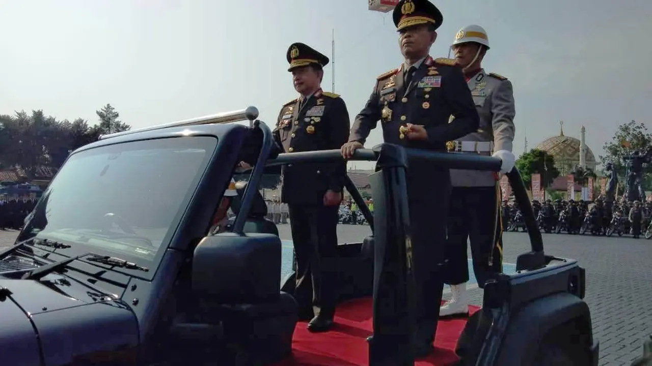 Kepala Kepolisian Republik Indonesia Jenderal Pol Idham Azis dan Jenderal (Purn) Tito Karnavian menjalani tradisi serah terima jabatan Kapolri di Mako Brimob, Depok, Jawa Barat