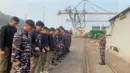 TNI Angkatan Laut mengerahkan kapal bersama unsur SAR untuk mencari lima jurnalis yang hilang kontak di perairan Selat Sunda saat hendak meliput aktivitas Gunung Anak Krakatau. (Foto: Unggahan Akun Medsos @sekretariat.kabinet)