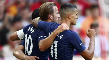 Penyerang Tottenham Hotspur, Harry Kane (tengah) berselebrasi dengan rekannya usai mencetak gol ke gawang Real Madrid pada pertandingan Audi Cup 2019 di stadion Allianz Arena di Munich, Jerman (30/7/2019). Tottenham menang tipis atas Madrid 1-0. (AP Photo/Matthias Schrader)