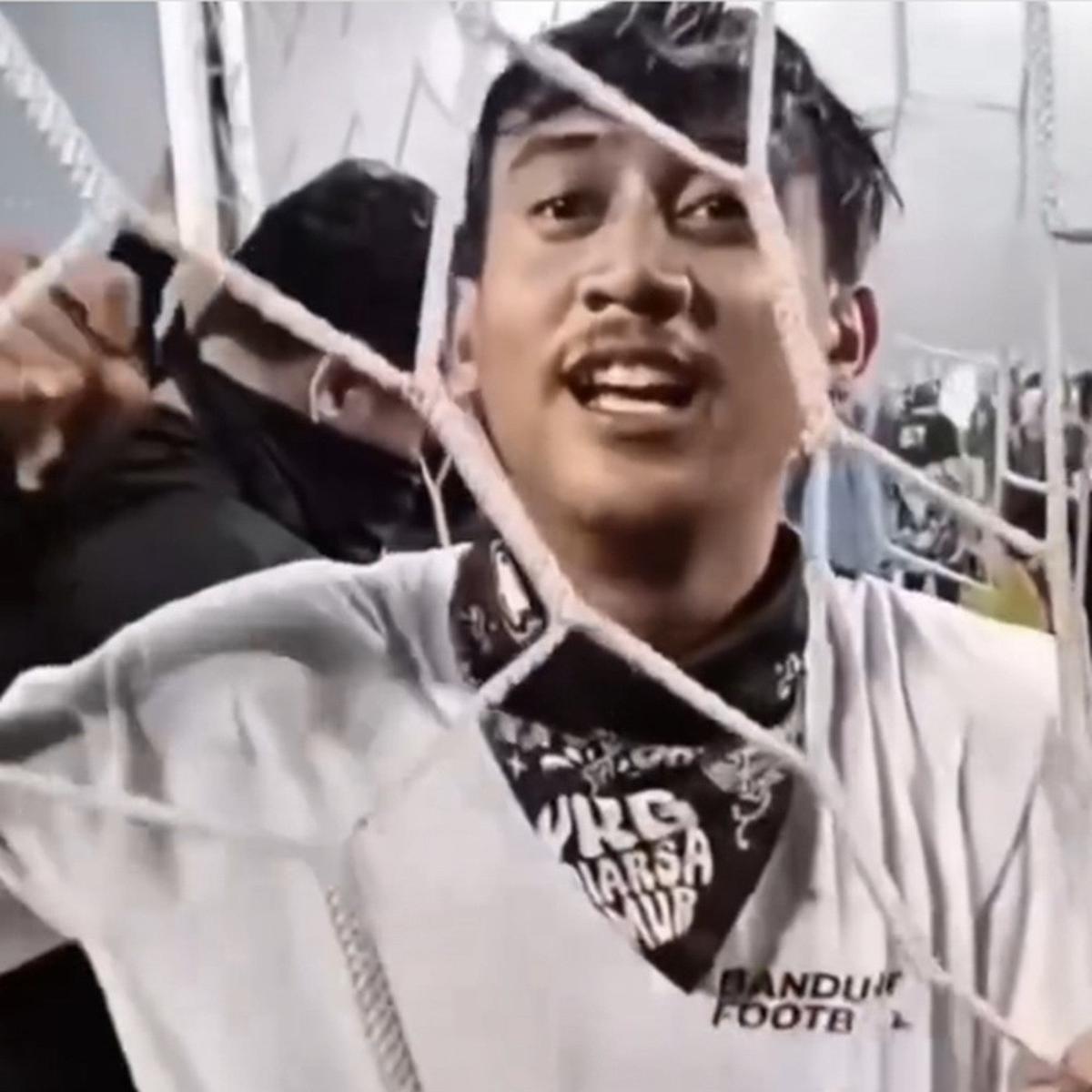 Bobotoh Cabut Rumput dan Gunting Jala Gawang GBLA