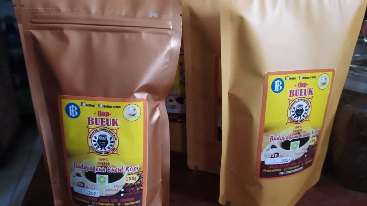 Selain berada di kawasan wisata, citarasa khas kopi Pangandaran yang beraroma durian, menjadi salah satu daya tarik kopi Arabika dari Hawaii Van Java tersebut.