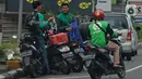 Driver ojek online berbincang di kawasan Jakarta, Jumat (10/4/2020). Peraturan Gubernur DKI Jakarta dalam pelaksanaan PSBB mengatur angkutan roda dua seperti ojek online maupun ojek konvensional dilarang membawa penumpang.  (Liputan6.com/Herman Zakharia)