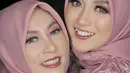 Sama-sama pamer senyum manis kelihatan gigi, Nabilah dan ibundanya terlihat mirip bak kembar. Kenakan kebaya warna merah muda senada dan pakai hijab dengan gaya yang sama membuat keduanya makin kompak. Selain Nabilah, Ratna K. Rita juga sering unggah potret kebersamaan bareng putri cantiknya itu di Instagram. (Liputan6.com/IG/@nblh.ayu)