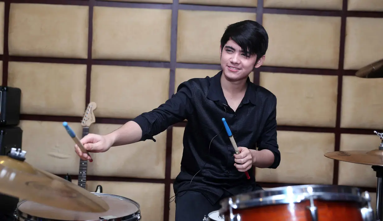 Selain itu, Ali juga tidak lagi ketawa lebar-lebar, untuk menjaga suaranya. Ia takut suaranya mendadak hilang saat dipanggung.(Nurwahyunan/Bintang.com)