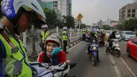 Seorang wanita terkena razia sterilisasi jalur Transjakarta di Jalan Buncit Raya, Mampang, Jakarta, Jumat (25/9/2015). Setiap harinya banyak pemotor yang nekat memasuki lajur busway yang semestinya steril. (Liputan6.com/Faizal Fanani)