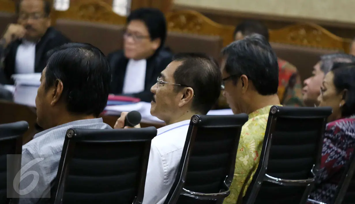 Mantan Menteri Dalam Negeri (kedua kiri) Gamawan Fauzi bersama sejumlah mantan pejabat lain menjadi saksi dalam sidang perkara dugaan korupsi proyek e-KTP di Pengadilan Tipikor Jakarta, Kamis (16/3). (Liputan6.com/Helmi Afandi)