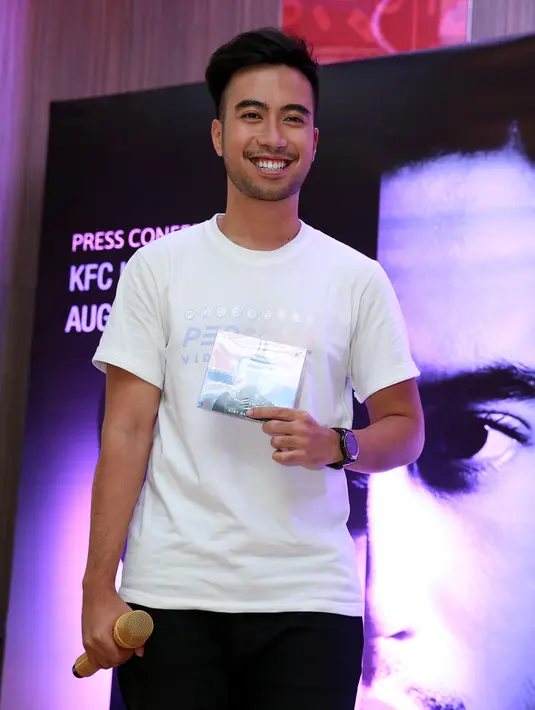 Vidi Aldiano berharap dengan adanya program tersebut, bisa makin banyak yang sadar, bahwa masih banyak banget anak-anak di Indonesia yang masih membutuhkan uluran tangan terutama yang berada di plosok Tanah Air. (Deki Prayoga/Bintang.com)