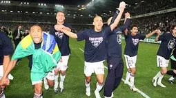 Bordeaux' players jubilate at the end of the French L1 match Caen vs Bordeaux on May 30, 2009 at Michel d'Ornano stadium. Bordeaux clinched their first French league championship title in 10 years. AFP PHOTO/KENZO TRIBOUILLARD