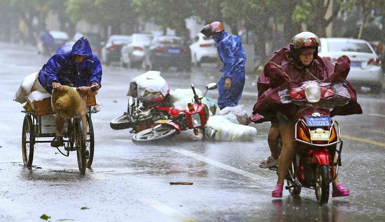 Sebuah sepeda motor terjatuh terkena hembusan Topan Kalmaegi berkecepatan 125 km/h (78 mph) yang menerjang wilayah Haikou di provinsi Hainan, Tiongkok, (16/9/2014). (REUTERS/Stringer)