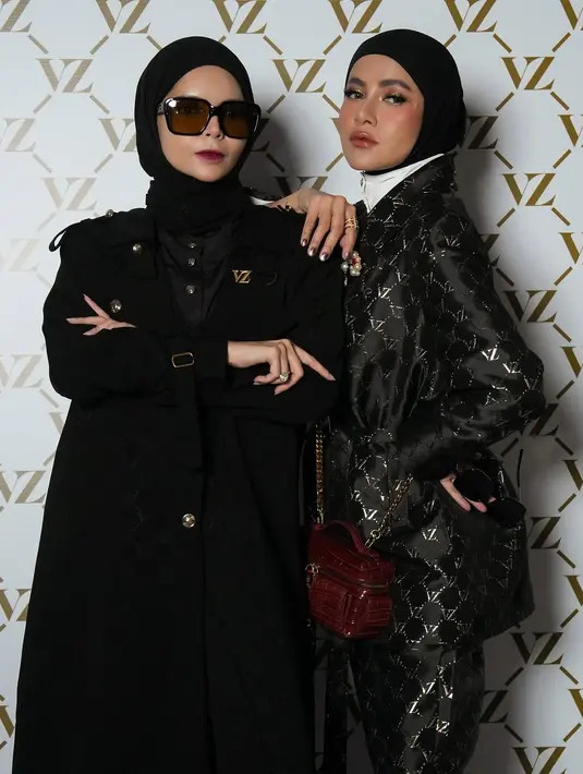 Untuk sentuhan kontras, Olla membawa tas kecil berwarna merah marun dengan rantai emas, yang memberikan aksen warna pada gaya keseluruhannya.  [@vivizubedi].