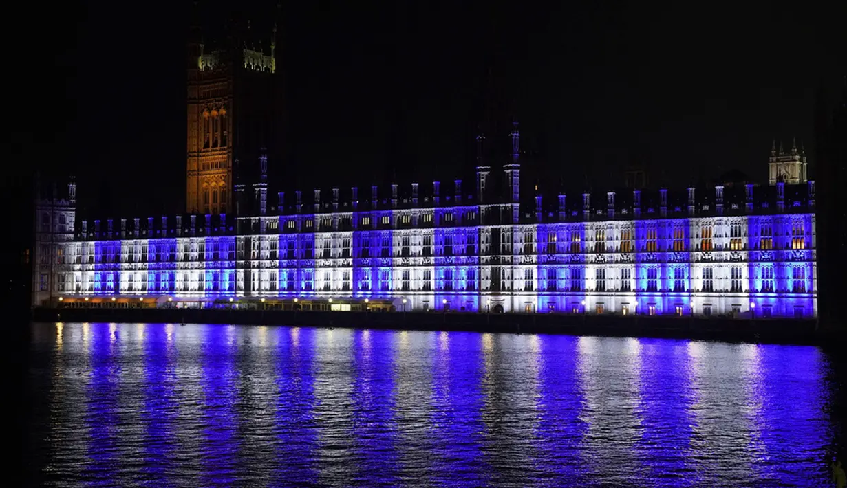 Istana Westminster menyala dengan warna bendera Israel untuk para korban dan sandera serangan Hamas, London, Inggris, Senin (9/10/2023). Hal itu dilakukan ketika jumlah korban tewas meningkat di tengah kekerasan yang sedang berlangsung di Israel dan Gaza, menyusul serangan militan Hamas pada hari Sabtu. (Lucy North/PA via AP)