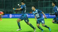 Striker muda Arema FC, Dedik Setiawan merayakan gol ke gawang Bhayangkara FC, Minggu (23/4/2017) di Stadion Kanjuruhan, Kab. Malang. (Bola.com/Iwan Setiawan)