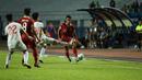 Kedua tim bermain hati-hati di awal laga. Vietnam dan Indonesia sama-sama meraba kekuatan lawan, sehingga hanya ada satu tembakan pada 15 menit pertama.  (Foto: Dok.PSSI)