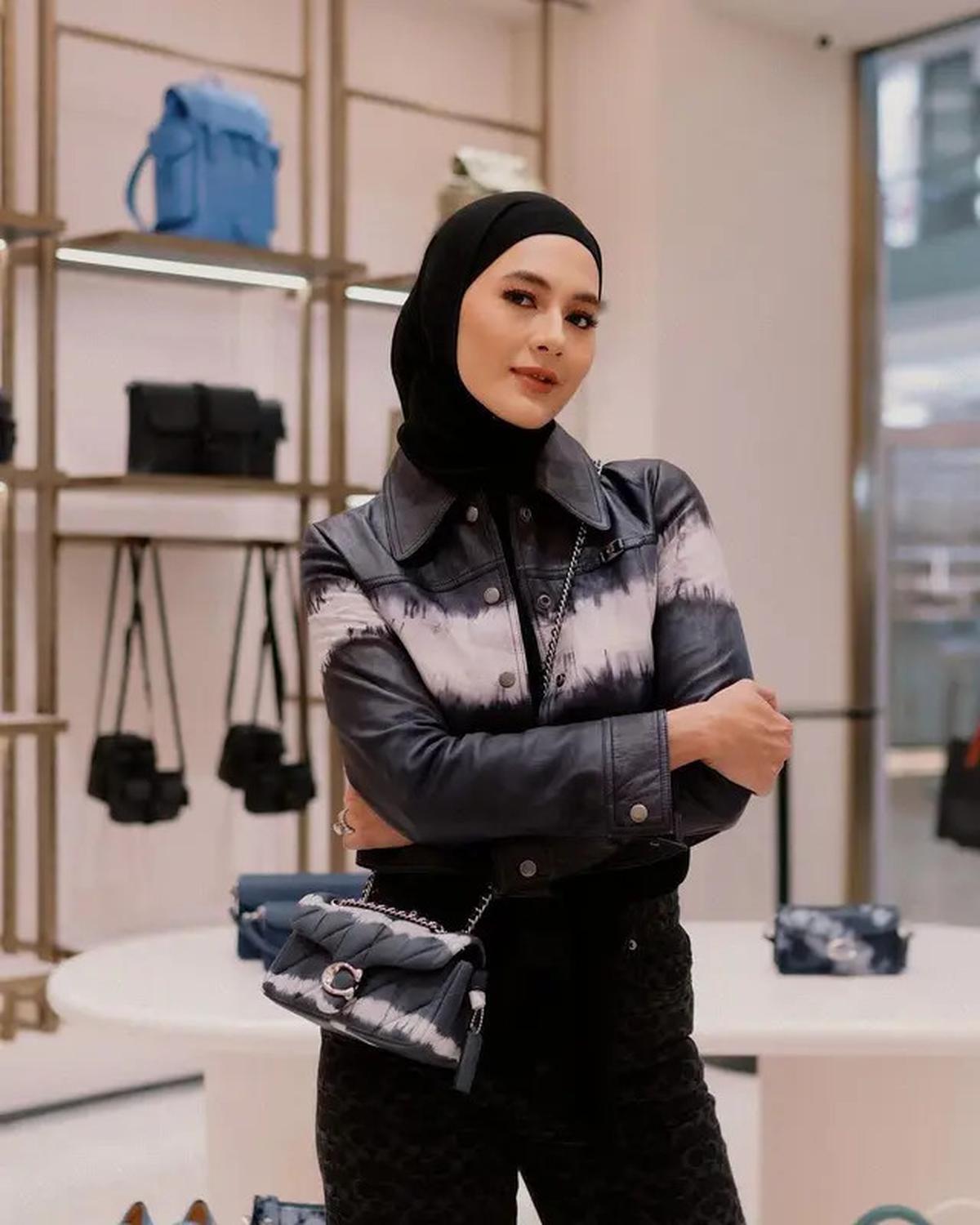 7 Gaya Hijab Pashmina ala Paula Verhoeven, Tonjolkan Aura Model