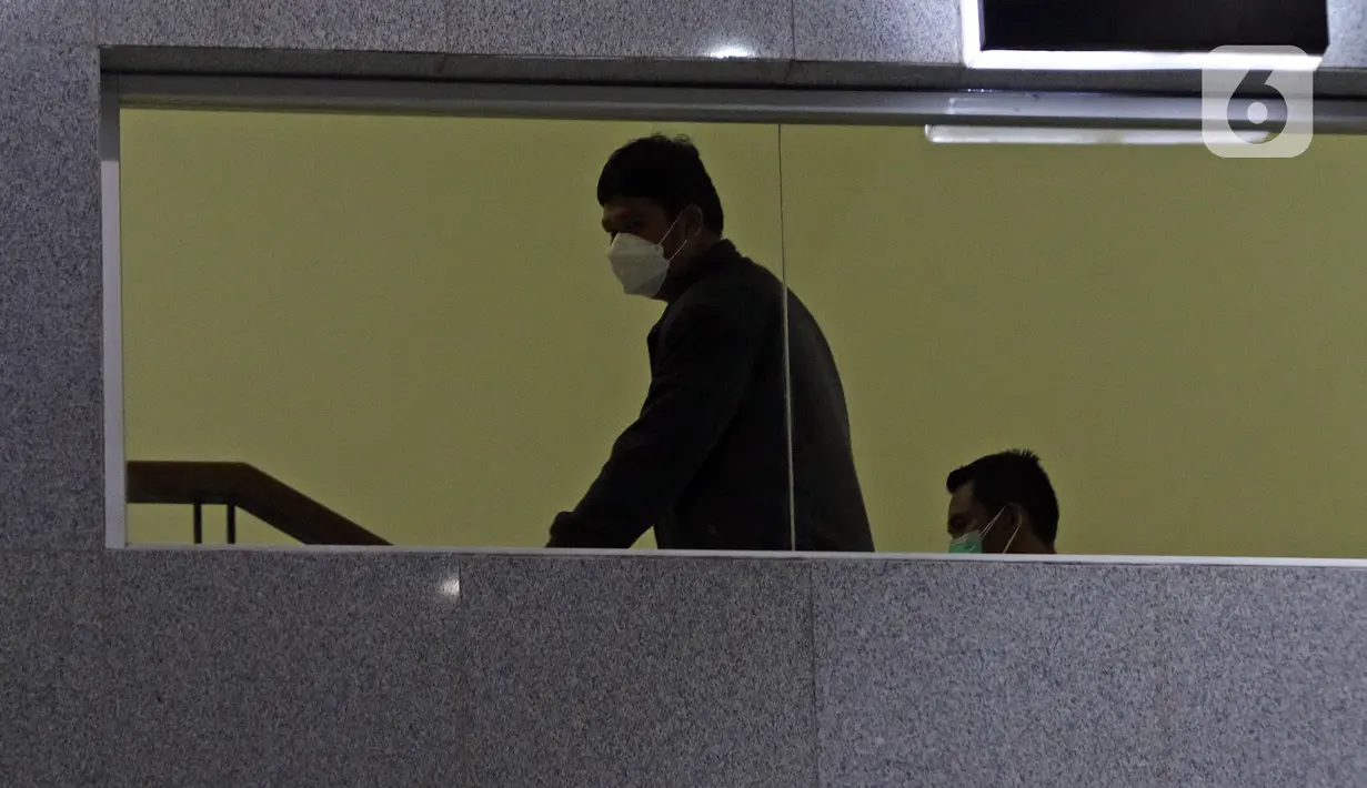 Bupati Kuantan Singingi (Kuansing) Andi Putra saat tiba di Gedung KPK, Jakarta, Rabu (20/10/2021). KPK menangkap Andi Putra dan menetapkannya sebagai tersangka terkait kasus dugaan korupsi perpanjangan izin HGU sawit di Kabupaten Kuansing. (Liputan6.com/Herman Zakharia)