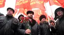 Sejumlah orang membawa bendera dan bunga saat menghadiri upacara memperingati 65 tahun kematian Joseph Stalin di Lapangan Merah, Moskow (5/3). (AFP/Kirill Kudryavtsev)