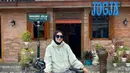 Jaket parasut dipadukan dengan loose pants paling pas untuk bersepeda, seperti OOTD Zaskia Adya Mecca ini. [Foto: IG/zaskiadyamecca].