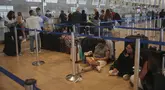 Para pelancong mengantre untuk pelaporan masuk penerbangan menyusul pengumuman gencatan senjata antara Israel dan Iran, di Bandara Internasional Ben Gurion, dekat Tel Aviv, Israel, Rabu 25 Juni 2025. (AP/Ohad Zwigenberg)
