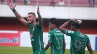 Striker PSS, Yevhen Bokhasvili, disambut rekan-rekannya setelah mencetak gol ke gawang Badak Lampung di Stadion Maguwoharjo (3/12/2019). (Bola.com/Vincentius Atmaja)