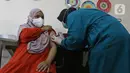 Petugas kesehatan menyuntikkan vaksin Covid-19 kepada seorang ibu hamil di RSIA Tambak, Jakarta, Rabu (18/8/2021). Vaksinasi bagi ibu hamil dan menyusui yang dilakukan sekali dalam sepekan menggunakan vaksin jenis Sinovac ini dibatasi jumlahnya hanya 60 peserta. (Liputan6.com/Herman Zakharia)