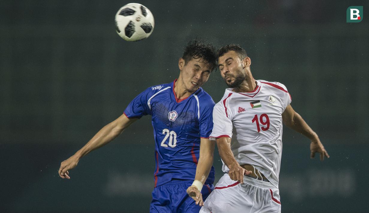 Gelandang Palestina, Sameh Maraaba, duel udara dengan gelandang Taiwan, Shaochieh Tu, pada laga Grup A Asian Games di Stadion Patriot, Jawa Barat, Jumat (10/8/2018). Kedua negara bermain imbang 0-0. (Bola.com/Vitalis Yogi Trisna)