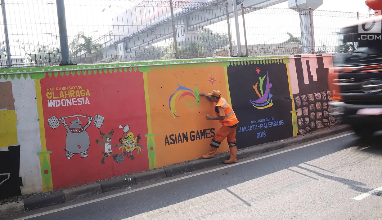 Petugas PSSU menyelesaikan mural bertema Asian Games di kawasan Tanjung Barat, Jakarta, Kamis (31/5). Mural itu dibuat untuk sosialisasi sekaligus bentuk dukungan terhadap perhelatan Asian Games pada Agustus 2018 mendatang. (Liputan6.com/Faizal Fanani)