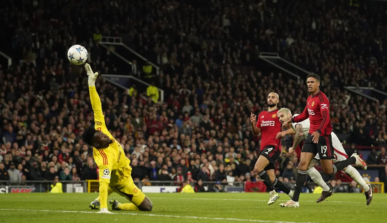 Pemain Galatasaray, Mauro Icardi (dua kanan), berhasil mencetak gol ke gawang Manchester United yang dijaga oleh Andre Onana (kiri), dalam pertandingan lanjutan Grup A Liga Champions 2023/2024 yang berlangsung di Old Trafford, Manchester, Rabu (4/10/2023) dini hari WIB.(AP Photo/Dave Thompson)