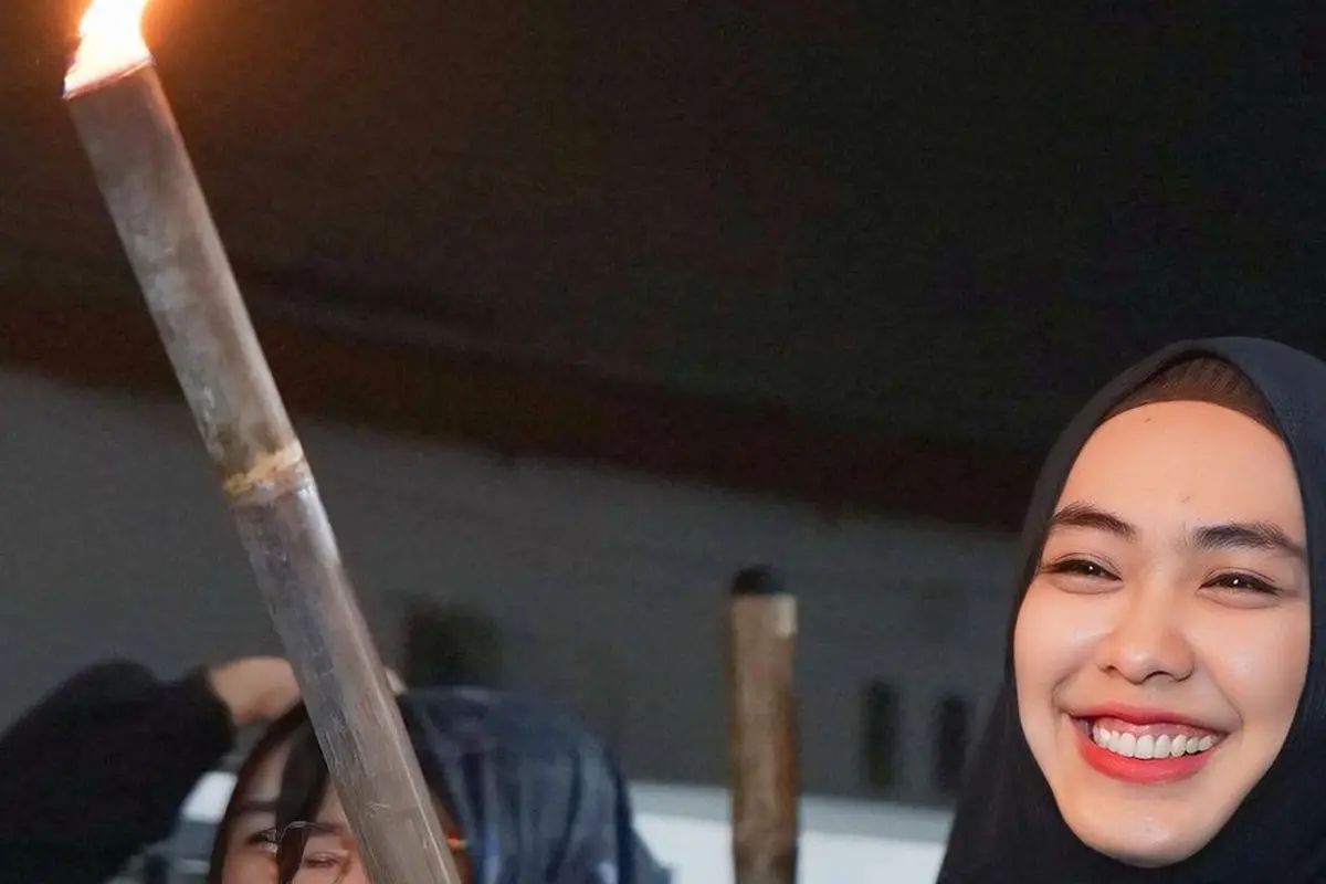 Oki Setiana Dewi melakukan pawai obor (Instagram/okisetianadewi)