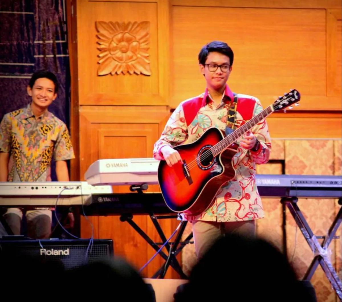 Selain itu, saat duduk di bangku SMA pada tahun 2018-2019, Alam pernah menjabat sebagai Presiden Direktur (Presdir) pada perusahaan siswa milik SMA-nya yang bernama Sagasco Student Company.&nbsp;