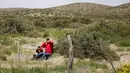 Warga memakai kacamata khusus untuk menyaksikan gerhana matahari total di Piedra del Aguila, Argentina, Senin (14/12/2020). Gerhana matahari total terlihat dari wilayah Patagonia utara Argentina dan dari Araucania di Chili. (AP Photo/Natacha Pisarenko)